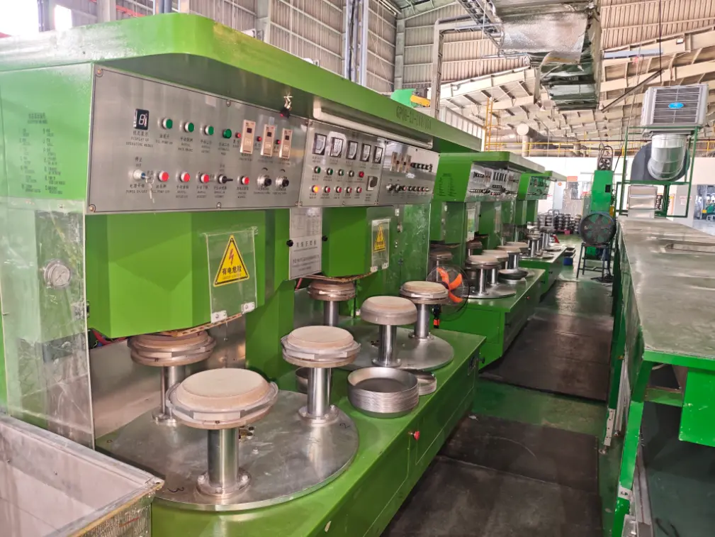 खाना पकाउने भाँडाको आधार ब्रेजिङ मेसिन विदेशमा जडान गरिएको छ ।